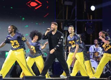 بـ المقص و يا أنا يا مفيش .. تامر حسني يشعل حفل تخرج الجامعة البريطانية بمصر (صور) بـ المقص و يا أنا يا مفيش .. تامر حسني يشعل حفل تخرج الجامعة البريطانية بمصر (صور)