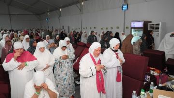 في مخيمات حجاج الجمعيات الأهلية.. لا صوت يعلو فوق صوت التلبية والدعاء