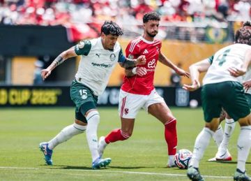 هل أثر الحكم على نتيجة مباراة الأهلي وبالميراس؟ خبير يجيب