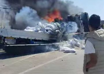 مصرع سائق وتفحم سيارة في اصطدام سيارتي نقل بالإسكندرية.. ماذا حدث على طريق الكافوري؟ (صور)