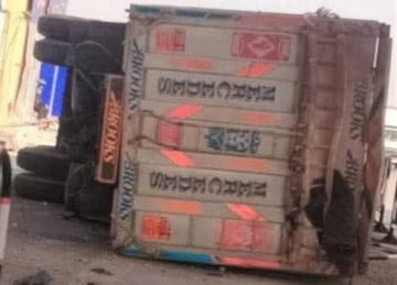 إصابة لواء شرطة ومجند.. تصادم سيارة نقل بكمين الكيلو 109 في السويس