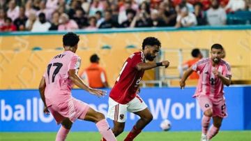 عدد من المشاهير يفتحون النار على حسين الشحات.. اعرف القصة