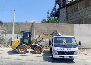 استجابة فورية.. تجريف ورفع 120 طن أتربة ورديم بمحور المحمودية بالإسكندرية (صور)