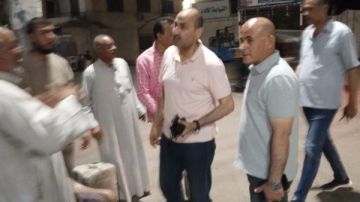 تنفيذا لقرارات غلق المحال.. السكرتير العام المساعد يتابع ميدانيا الالتزام بمواعيد الغلق في مدينة إهناسيا