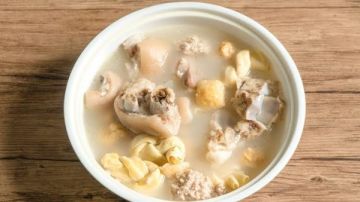 ماذا يحدث للجسم عند تناول شوربة الكوارع؟ .. اعرف فوائدها الصحية