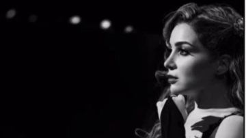 جلسة تصوير بالمسرح.. مي عز الدين تشوق جمهورها في أحدث ظهور