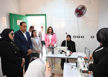 رئيس الوزراء يتفقد قافلة خدمية لمواطني قرية زاوية صقر بمركز أبو المطامير