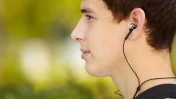 ما حكم سماع الأغاني دون موسيقى؟.. رد مفاجئ من أمين الإفتاء