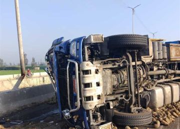 مصرع سائق وإصابة نجله جراء انقلاب تريلا محملة بالبنجر في الدقهلية