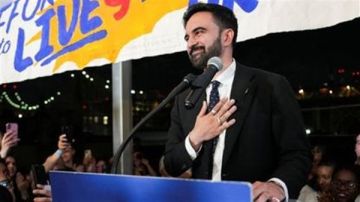 من هو زهران ممداني الفائز في الانتخابات التمهيدية لمنصب عمدة نيويورك؟