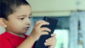 إدمان التكنولوجيا .. 7 طرق لحماية الأطفال من مخاطر الهواتف الذكية