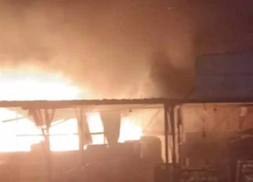 سوق السيراميك في المرج يتحول إلى كتلة لهب.. والحماية المدنية تكافح النيران (صور) سوق السيراميك في المرج يتحول إلى كتلة لهب.. والحماية المدنية تكافح النيران (صور)