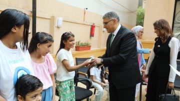 محافظ الجيزة في جولة ميدانية عقب صلاة العيد.. زيارة دور رعاية الأيتام بالعجوزة.. وتوجيهات بسرعة دعم مستشفى التحرير العام بالتخصصات الطبية محافظ الجيزة في جولة ميدانية عقب صلاة العيد.. زيارة دور رعاية الأيتام بالعجوزة.. وتوجيهات بسرعة دعم مستشفى التحرير العام بالتخصصات الطبية