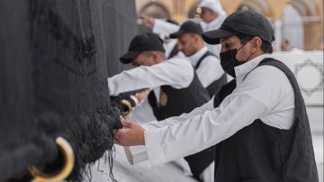 بـ7 خامات فاخرة.. بدء تهيئة كسوة الكعبة لتغييرها مع العام الهجري 1447