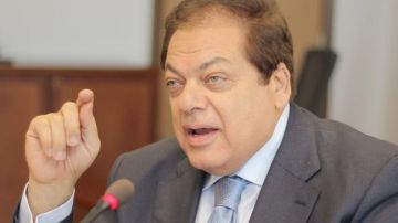 أبو العينين: فخور بتتويج سيراميكا كليوباترا بكأس العاصمة.. ونرغب في إنشاء ناد جديد للألعاب الأخرى أبو العينين: فخور بتتويج سيراميكا كليوباترا بكأس العاصمة.. ونرغب في إنشاء ناد جديد للألعاب الأخرى