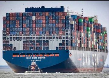 الأضخم في تاريخه.. ميناء الإسكندرية يستقبل سفينة الحاويات العملاقة أوزوريس (صور) الأضخم في تاريخه.. ميناء الإسكندرية يستقبل سفينة الحاويات العملاقة أوزوريس (صور)