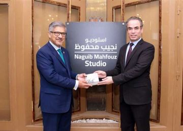 المسلماني يهدي سفير باكستان مجموعة أم كلثوم خلال زيارته لـ ماسبيرو