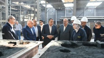 خلال جولة مفاجئة.. وزير الإنتاج الحربي يتابع سير العمل بشركة حلوان للمسبوكات