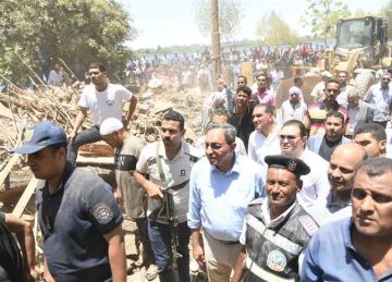 محافظ قنا يتفقد المنزل المنهار بقرية دندرة (صور) محافظ قنا يتفقد المنزل المنهار بقرية دندرة (صور)