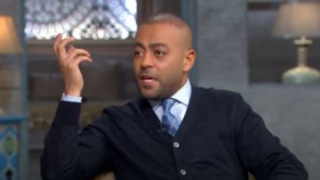 تامر عاشور يهدي زوجته نانسي نور أغنية حبك رزق على الهواء.. شاهد