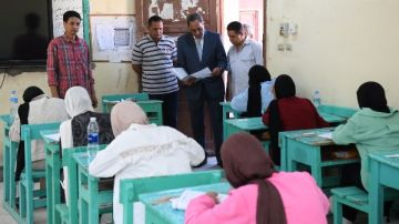 خلال جولة باللجان.. محافظ قنا يطمئن على انتظام امتحانات الثانوية العامة