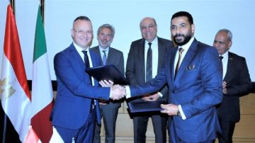 وزير الطيران والسفير الإيطالي يشهدان توقيع بروتوكول لتعزيز التدريب الفني في صيانة الطائرات