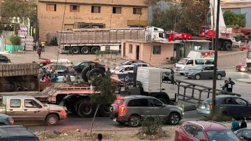 اصطدم بها ونش.. سقوط لافتة إرشادية على طريق الأوتوستراد في طرة صور