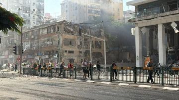 انفجارات ضخمة في القدس المحتلة جراء الصواريخ الإيرانية انفجارات ضخمة في القدس المحتلة جراء الصواريخ الإيرانية