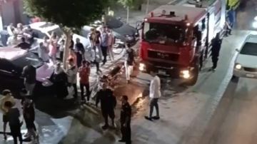 حريق يلتهم مخلفات أعلى سطح منزلين بالبلينا في سوهاج