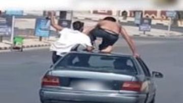 قاعد فوق العربية.. القبض على أصحاب فيديو سيارة المقطم صور