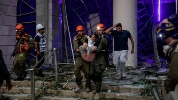 مصابون وعالقون بسبب القصف الإيراني الأخير على عدة مناطق للاحتلال