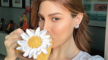 يارا تسرق الأضواء بإطلالة أنثوية ناعمة .. فستان حرير ومج بنقشة عباد الشمس