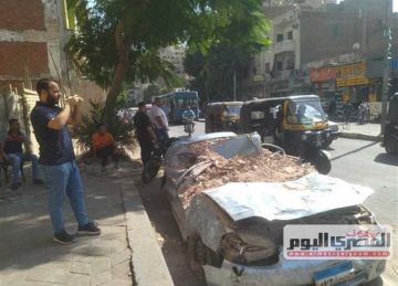 أضرار مادية جسيمة بسبب انهيار عقار شبرا.. تحطم 3 سيارات ودمار بواجهات المحال التجارية