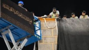 تزامنا مع دخول العام الهجري الجديد .. تغيير كسوة الكعبة المشرفة تزامنا مع دخول العام الهجري الجديد .. تغيير كسوة الكعبة المشرفة