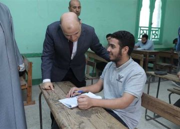 محافظ كفر الشيخ يطمئن على سير امتحانات الثانوية الأزهرية