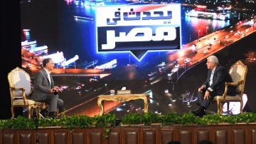 بحضور 1000 طالب.. شريف عامر يحاور وزير التعليم العالي من تحت قبة جامعة القاهرة