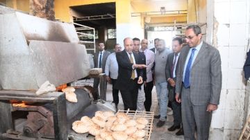 محافظ قنا يتفقد المخابز والأسواق للتأكد من جاهزيتها لعيد الأضحى صور