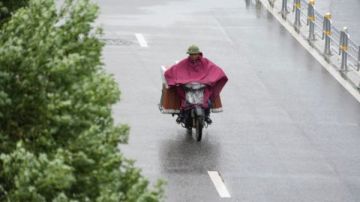 العاصفة ويفا تضرب شمال فيتنام مصحوبة برياح قوية وأمطار غزيرة