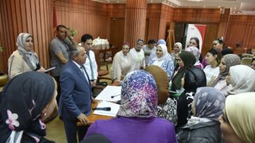 محافظ بورسعيد يتابع فعاليات تنفيذ برنامج المرأة تقود