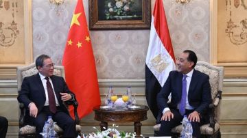 مدبولي يستقبل رئيس مجلس الدولة الصيني بمطار القاهرة