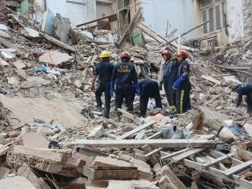 الإسكندرية.. مصرع شخص وإصابة 5 والبحث عن مفقودين تحت أنقاض عقار العطارين المنهار الإسكندرية.. مصرع شخص وإصابة 5 والبحث عن مفقودين تحت أنقاض عقار العطارين المنهار