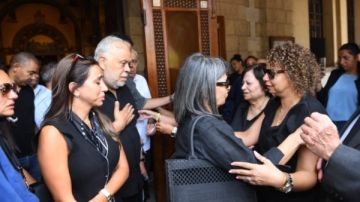 انهيار بنات لطفي لبيب في لحظات الوداع الأخير.. صور انهيار بنات لطفي لبيب في لحظات الوداع الأخير.. صور