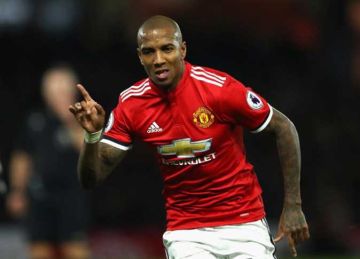 بعمر الـ 41.. آشلي يونج يواصل رحلته في الملاعب الإنجليزية بعمر الـ 41.. آشلي يونج يواصل رحلته في الملاعب الإنجليزية