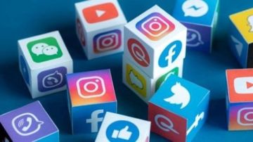 أستاذ طب نفسي يحذر من تزايد ساعات البقاء على السوشيال ميديا: تصيب بالاكتئاب