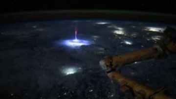 البرق العابر.. ظاهرة جوية نادرة تضيء السماء من الفضاء ما القصة؟ البرق العابر.. ظاهرة جوية نادرة تضيء السماء من الفضاء ما القصة؟