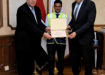 عثر على حقيبة بها مشغولات ذهبية.. وزير الطيران المدني يكرم موظف بمطار القاهرة الدولي عثر على حقيبة بها مشغولات ذهبية.. وزير الطيران المدني يكرم موظف بمطار القاهرة الدولي