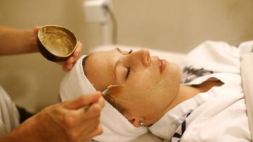 براز الطيور و الزرنيخ.. علاجات تجميلية غريبة وصادمة عبر التاريخ