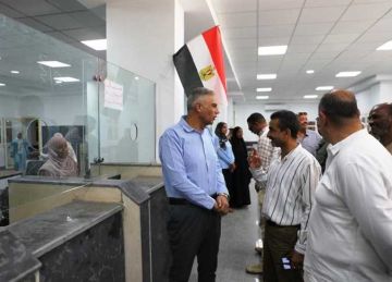 محافظ أسوان يتفقد منظومة عمل المركز التكنولوجى للخدمات الحكومية