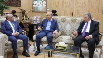 محافظ المنيا يهنئ اللواء حاتم حسن بتوليه مهام منصبه مديرا للأمن محافظ المنيا يهنئ اللواء حاتم حسن بتوليه مهام منصبه مديرا للأمن