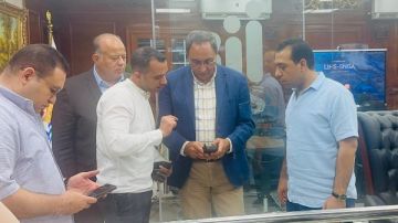 بعد حريق سنترال رمسيس.. محافظ قنا يتابع تطورات انقطاع الاتصالات من شبكة الطوارئ